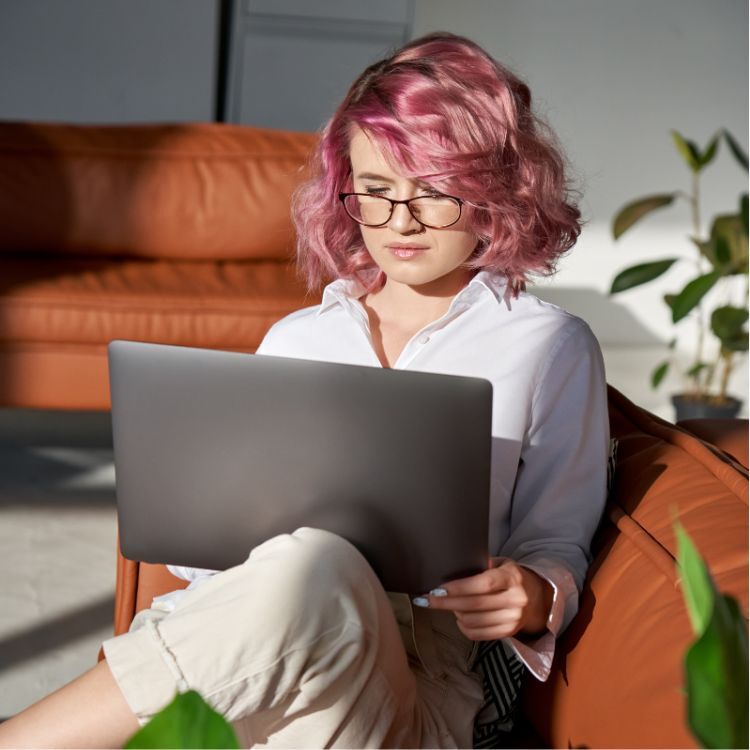 Woman reading an article on her computer